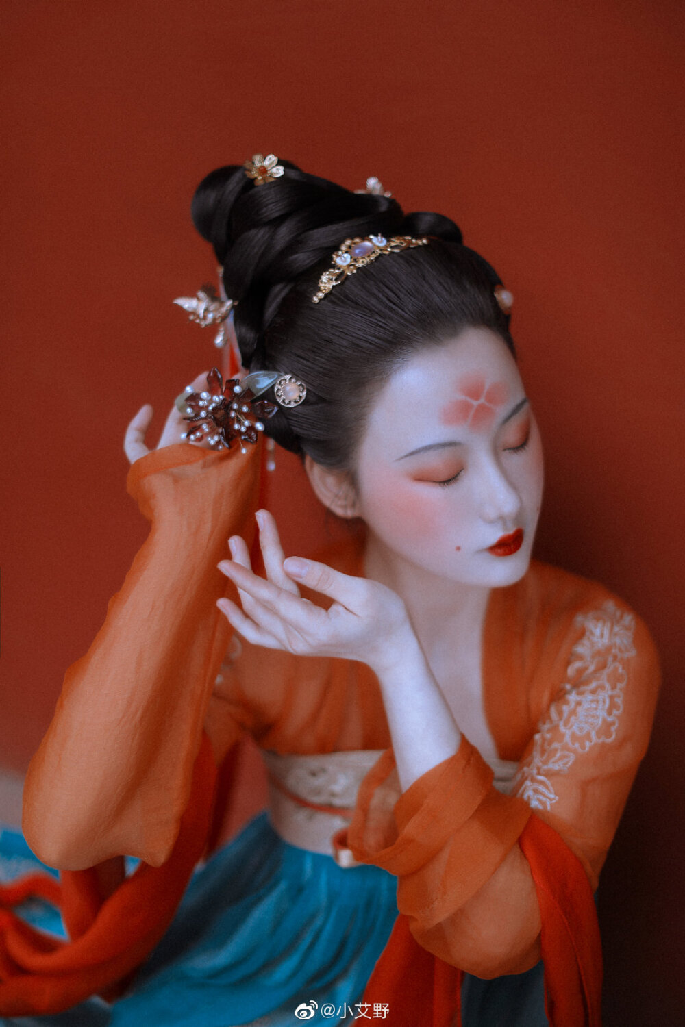 朱颜染尘
【金缕歌】
谁来推绣户？
枉教人梦断瑶台曲。
出镜：@-芝月-
摄影：@小艾野 ​​​