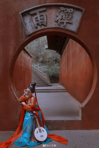 朱颜染尘
【金缕歌】
谁来推绣户？
枉教人梦断瑶台曲。
出镜：@-芝月-
摄影：@小艾野 ​​​