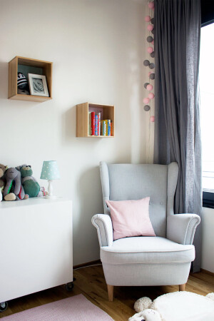 在家居生活中，人们总是将目光放在沙发、床、柜子等大件物品上，椅子往往成为被忽视的家具。
沙发椅有着比一般的椅子更加柔软舒适，它是除了床之外和我们接触最为亲密的家具之一。快来看看你喜欢什么种类的沙发椅，挑一款摆在家里吧！
❤大气优雅的皮质沙发椅，通常在沙发椅的坐面和内靠面采用真皮材料，看起来十分高大上，质感满满~
❤布艺沙发椅是家里面最常见的一种，不同布艺材料的沙发椅打造的风格也不一样，目前市面上多以现代时尚简约风格为主。
喝一杯咖啡，捧一本书，细细品味之余，温馨、休闲的生活氛围油然而生~


