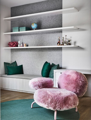 在家居生活中，人们总是将目光放在沙发、床、柜子等大件物品上，椅子往往成为被忽视的家具。
沙发椅有着比一般的椅子更加柔软舒适，它是除了床之外和我们接触最为亲密的家具之一。快来看看你喜欢什么种类的沙发椅，挑一款摆在家里吧！
❤大气优雅的皮质沙发椅，通常在沙发椅的坐面和内靠面采用真皮材料，看起来十分高大上，质感满满~
❤布艺沙发椅是家里面最常见的一种，不同布艺材料的沙发椅打造的风格也不一样，目前市面上多以现代时尚简约风格为主。
喝一杯咖啡，捧一本书，细细品味之余，温馨、休闲的生活氛围油然而生~


