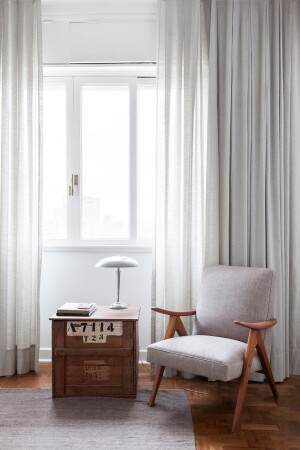 在家居生活中，人们总是将目光放在沙发、床、柜子等大件物品上，椅子往往成为被忽视的家具。
沙发椅有着比一般的椅子更加柔软舒适，它是除了床之外和我们接触最为亲密的家具之一。快来看看你喜欢什么种类的沙发椅，挑一款摆在家里吧！
❤大气优雅的皮质沙发椅，通常在沙发椅的坐面和内靠面采用真皮材料，看起来十分高大上，质感满满~
❤布艺沙发椅是家里面最常见的一种，不同布艺材料的沙发椅打造的风格也不一样，目前市面上多以现代时尚简约风格为主。
喝一杯咖啡，捧一本书，细细品味之余，温馨、休闲的生活氛围油然而生~


