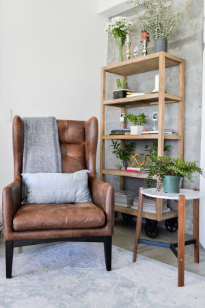 在家居生活中，人们总是将目光放在沙发、床、柜子等大件物品上，椅子往往成为被忽视的家具。
沙发椅有着比一般的椅子更加柔软舒适，它是除了床之外和我们接触最为亲密的家具之一。快来看看你喜欢什么种类的沙发椅，挑一款摆在家里吧！
❤大气优雅的皮质沙发椅，通常在沙发椅的坐面和内靠面采用真皮材料，看起来十分高大上，质感满满~
❤布艺沙发椅是家里面最常见的一种，不同布艺材料的沙发椅打造的风格也不一样，目前市面上多以现代时尚简约风格为主。
喝一杯咖啡，捧一本书，细细品味之余，温馨、休闲的生活氛围油然而生~


