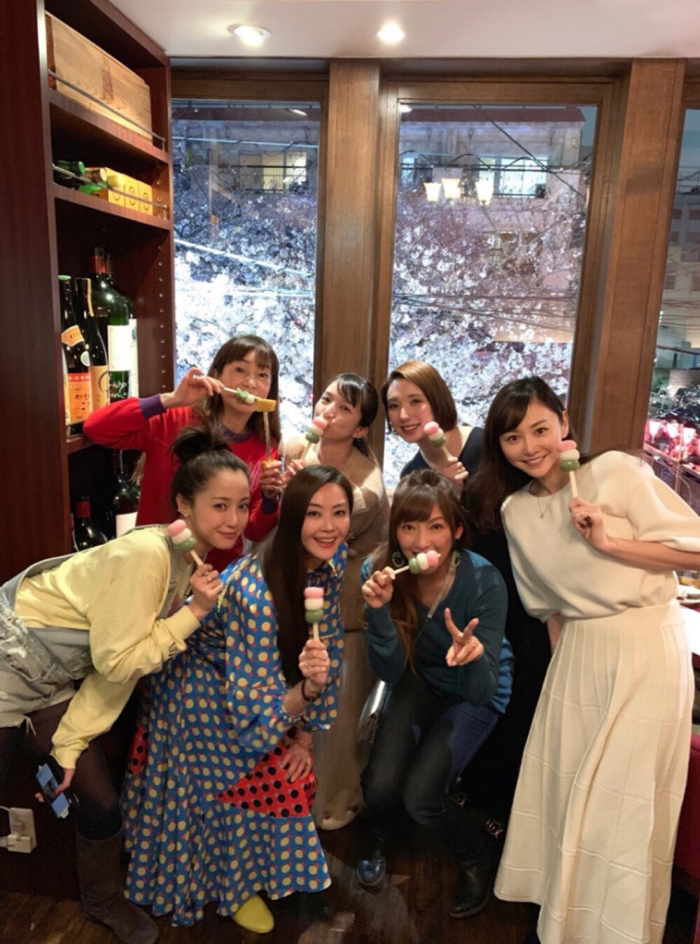 杉原杏璃Ameba Blog
みーーーなさんで お花見
大家一起赏花
観月ありささん 藤真利子さん 沢尻エリカちゃん
山田まりやさん 芹那ちゃん 沙央くらまさん
達と。。。
和观月里沙、藤真利子、泽尻英龙华、山田玛利亚、芹那、沙央くらま
桜満開✨✨お花見会にお邪魔してました^ ^
去参加樱花盛开的赏花会^ ^
団子が合うね〜♪
和团子很相配呢～
春らしい事が出来て良かった♪♪
像是春天该出来做的事呢
久しぶりに外に出た！！ って感じでした(o^^o)
有种好久没有到外面去的感觉呢！
#泽尻英龙华[超话]#