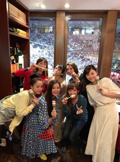 杉原杏璃Ameba Blog
みーーーなさんで お花見
大家一起赏花
観月ありささん 藤真利子さん 沢尻エリカちゃん
山田まりやさん 芹那ちゃん 沙央くらまさん
達と。。。
和观月里沙、藤真利子、泽尻英龙华、山田玛利…