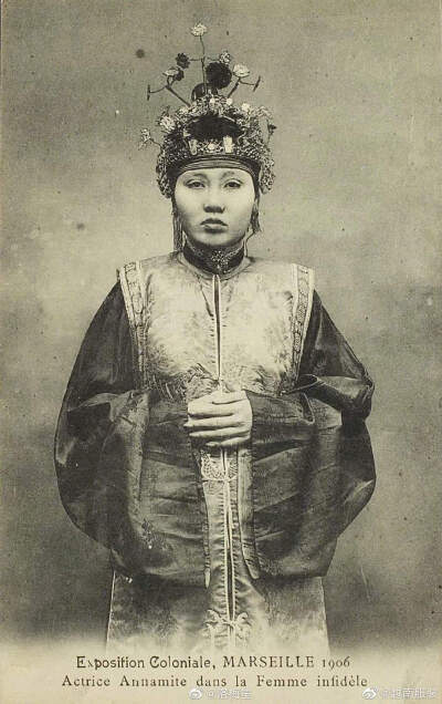 近代越南艺人照片
着袄裙，外罩带流苏排穗的圆领背心，下着马面裙。此背心明后期至清早期汉人尚常见。