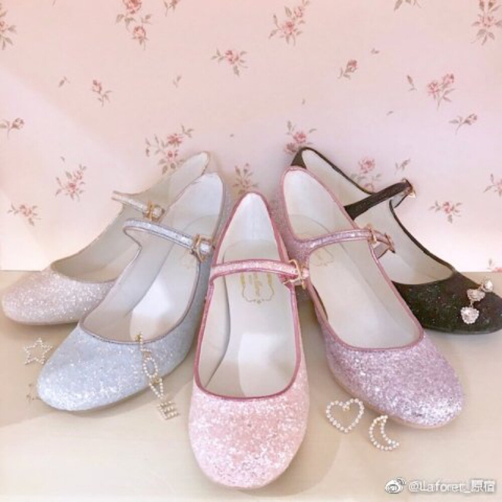 #可愛##鞋#
【LAFORET 原宿2F RoseMarie seoir】
预约贩卖的人气王twinkle glitter shoes到货啦♪
亮闪闪的网格图案十分的可爱！
后跟比较粗，还附有带扣因此很安稳，走起来来不会感到吃力♡
尺码有三种S.M.L！
颜色一共有5种♫ ¥14,000+税
颜色：白/蓝/粉/紫/黑
可以来店里试穿哦，衷心等候您的光临♡ ​​​