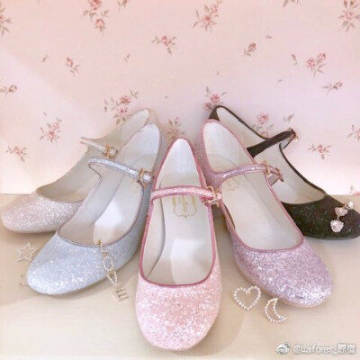 #可愛##鞋#
【LAFORET 原宿2F RoseMarie seoir】
预约贩卖的人气王twinkle glitter shoes到货啦♪
亮闪闪的网格图案十分的可爱！
后跟比较粗，还附有带扣因此很安稳，走起来来不会感到吃力♡
尺码有三种S.M.L！
颜色…