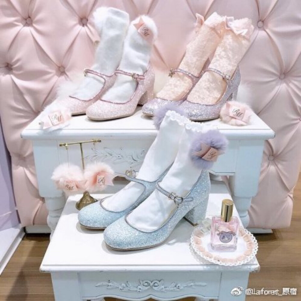 #可愛##鞋#
【LAFORET 原宿2F RoseMarie seoir】
预约贩卖的人气王twinkle glitter shoes到货啦♪
亮闪闪的网格图案十分的可爱！
后跟比较粗，还附有带扣因此很安稳，走起来来不会感到吃力♡
尺码有三种S.M.L！
颜色一共有5种♫ ¥14,000+税
颜色：白/蓝/粉/紫/黑
可以来店里试穿哦，衷心等候您的光临♡ ​​​