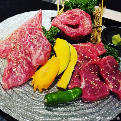 #日本烤肉##日本料理##烤肉#
深夜放毒！新宿的一家烤肉店「焼肉 トラジ」
每周都想吃一次烤肉[太开心][挤眼][馋嘴]
尤其是这家的肉质很高，很快就烤熟，不赶紧夹就会焦掉，新宿这家店也是连锁店，在日本很多城市都…