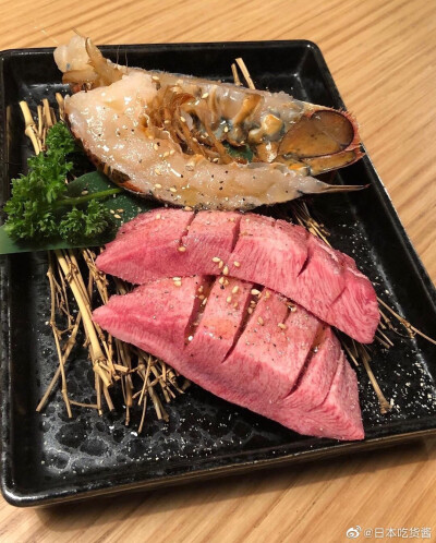 #日本烤肉##日本料理##烤肉#
深夜放毒！新宿的一家烤肉店「焼肉 トラジ」
每周都想吃一次烤肉[太开心][挤眼][馋嘴]
尤其是这家的肉质很高，很快就烤熟，不赶紧夹就会焦掉，新宿这家店也是连锁店，在日本很多城市都…