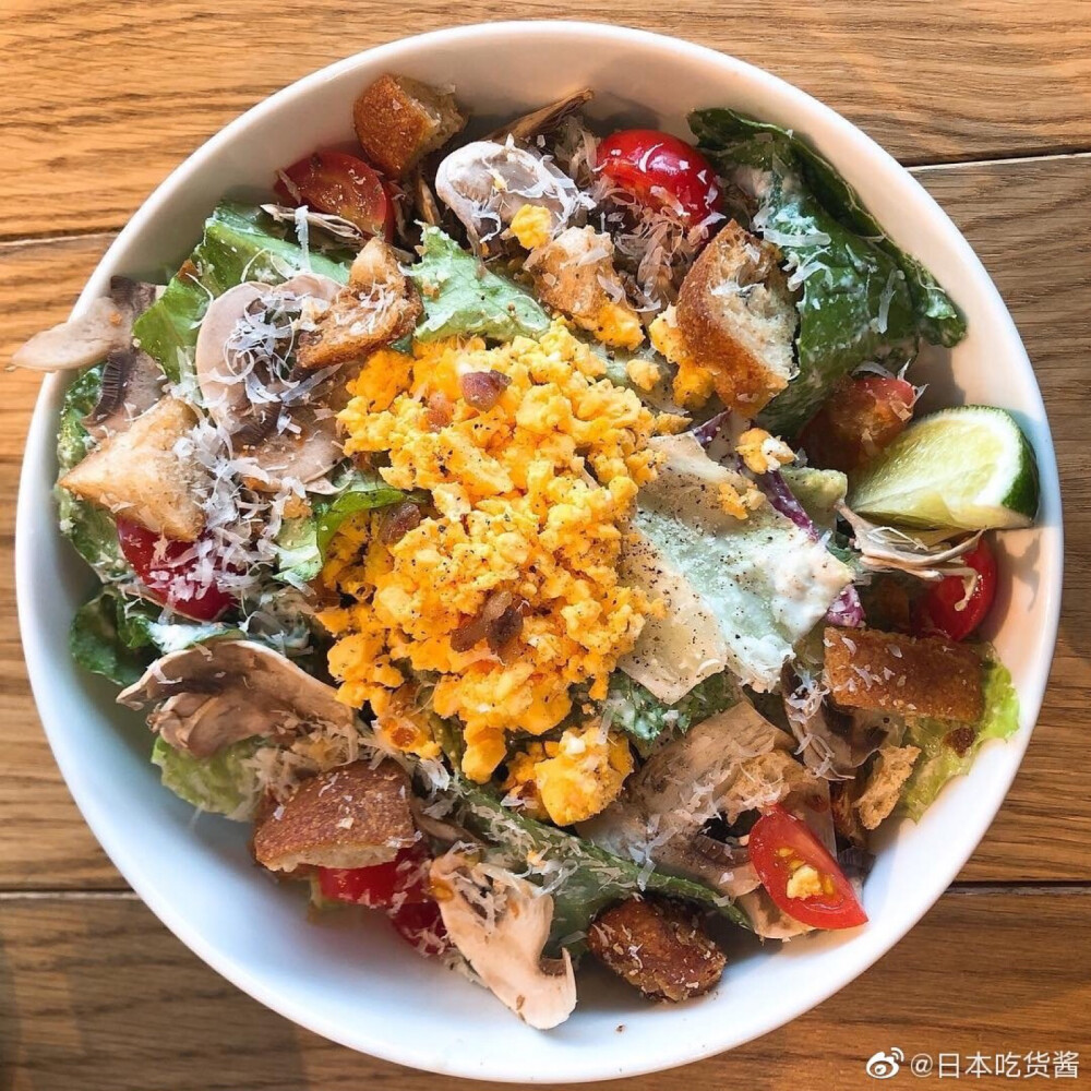 #日本料理##日式沙拉#
店名：「MR.Farmer 新宿」ins上很火的一家新宿沙拉店[挤眼]
夏天到了，身体也想吃点轻松的，比如说好吃的各种沙拉，健康又营养[爱你]
这家店环境很好，沙拉内容也非常丰富[挤眼]牛油果加在沙拉里真的超级棒，牛油果单吃比较单调，沙拉里的牛油果加入沙拉酱之后真的超级棒[馋嘴][馋嘴][馋嘴]
“沙拉専門店”
予算：昼 〜2,000円 夜 〜2,000円
住所：東京都新宿区西新宿1-1-3 小田急新宿ミロード
アクセス：JR山手線/新宿駅 徒歩1分 (77m)