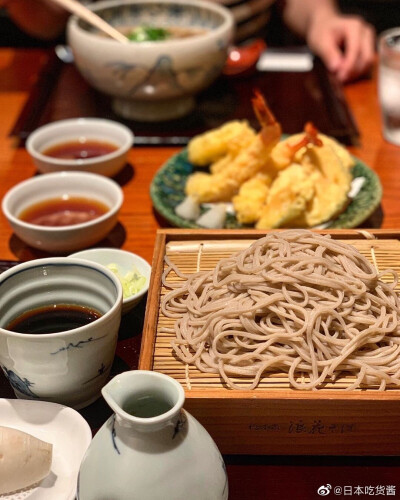 #日本料理##日本荞麦面#
荞麦面➕和式火锅
店名：「蕎麦しゃぶ 総本家 浪花そば」
日本的荞麦面店里的都是手打的，非常劲道。这家大阪心斋桥的店除了荞麦面之外还有和式的牛肉火锅，火锅汤里煮上荞麦面，最后再撒上…