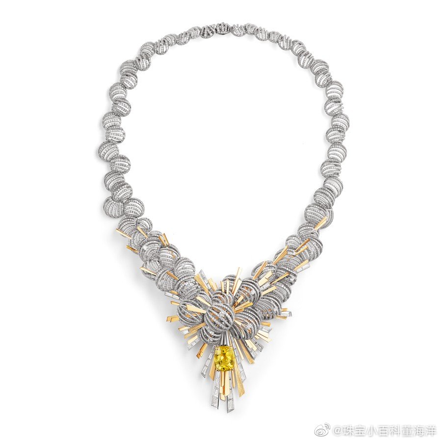 Chaumet 高级珠宝系列「Les Ciels de Chaumet」，以「天空宇宙」为主题，灵感来源相当广泛，如特纳、梵高的风景画、日本浮世绘、法国诗人 Gérard de Nerval 和 Stéphane Mallarmé 的诗作。以瑰丽彩宝演绎云彩、日月、星辰、飞鸟等主题，说好听点是展现人类对天空的诗意想象，说直白点是设计师实在没什么选的了干脆一锅端了吧