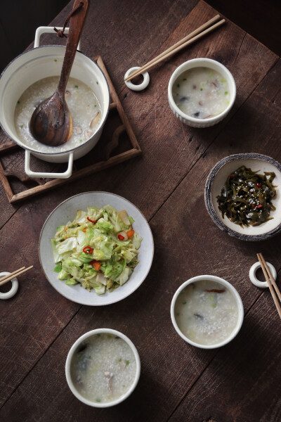 香菇皮蛋瘦肉粥、炒包菜、凉拌海带