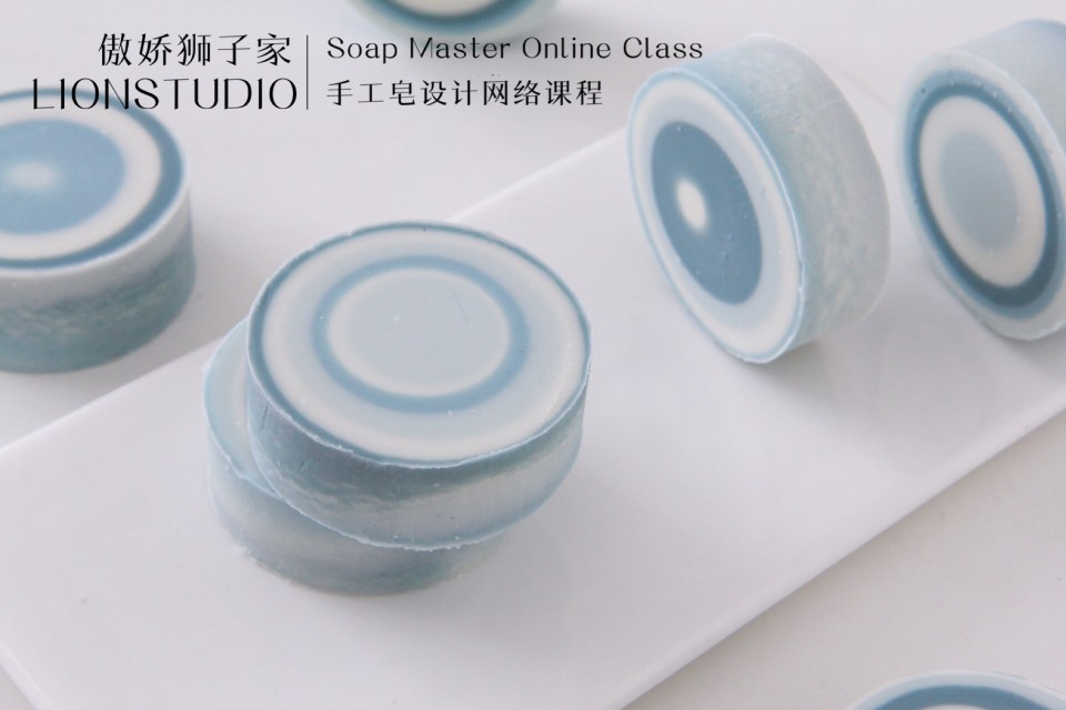 【新课上新】手工皂设计课程之CP圆圈皂
Cold Process Soap 圆圈皂
这一款一些小细节上的变化
切出来的皂也有各种不同
同时也是可以玩转配色的一款皂哦