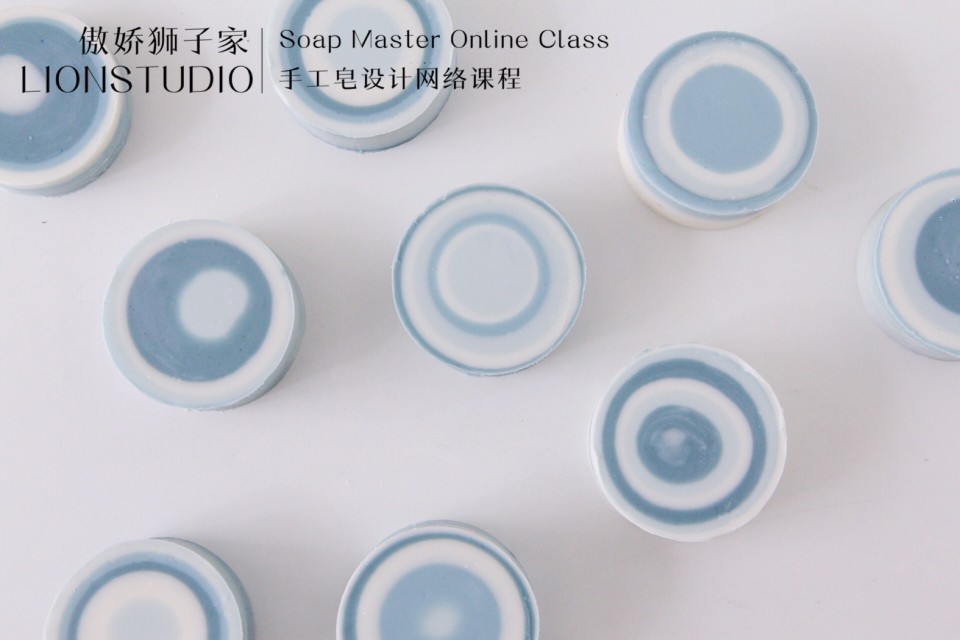 【新课上新】手工皂设计课程之CP圆圈皂
Cold Process Soap 圆圈皂
这一款一些小细节上的变化
切出来的皂也有各种不同
同时也是可以玩转配色的一款皂哦