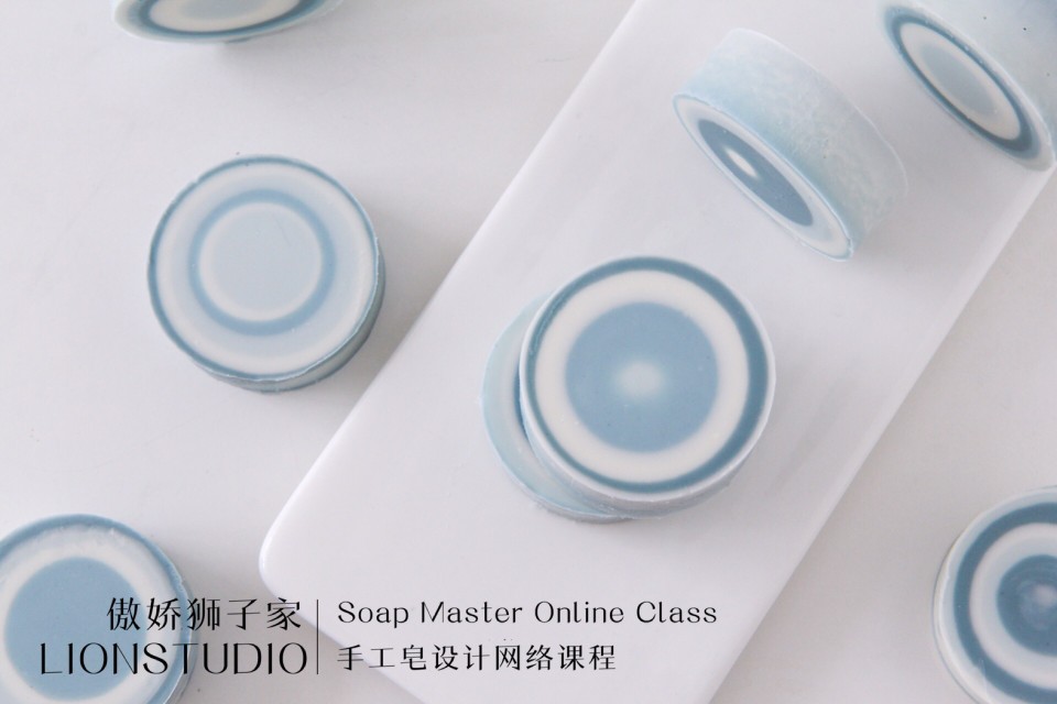 【新课上新】手工皂设计课程之CP圆圈皂
Cold Process Soap 圆圈皂
这一款一些小细节上的变化
切出来的皂也有各种不同
同时也是可以玩转配色的一款皂哦