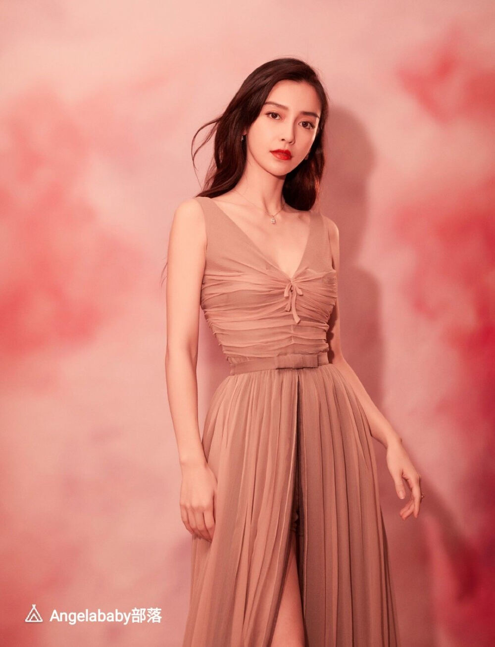 杨颖（Angelababy），1989年2月28日出生于上海市，华语影视女演员、时尚模特。2003年，Angelababy以模特身份在香港出道。2007年，她开始将工作重心转向大银幕。2011年在爱情片《夏日乐悠悠》中首次担任女主角。2012年凭借言情片《第一次》获得第13届华语电影传媒大奖最受瞩目女演员奖。2014年凭借真人秀《奔跑吧兄弟》赢得广泛关注；同年，她还因出演古装片《狄仁杰之神都龙王》获得第21届北京大学生电影节最受欢迎女演员奖。2015年，其主演的冒险片《鬼吹灯之寻龙诀》票房突破16亿人民币，而她也凭借该片获得第33届大众电影百花奖最佳女配角奖。2017年其主演的古装剧《孤芳不自赏》取得全国同时段电视剧收视冠军。创业时代。