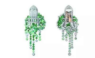 Van Cleef & Arpels 梵克雅宝 Romeo & Juliet高级珠宝系列 Balcon 胸针
白K金、玫瑰金、祖母绿、 沙弗莱石榴石、钻石
夜幕降临，穿过这一片嫩绿的藤蔓，在后花园的阳台上，恋人的身影隐约其中。这枚胸针倾诉着恋人爱…