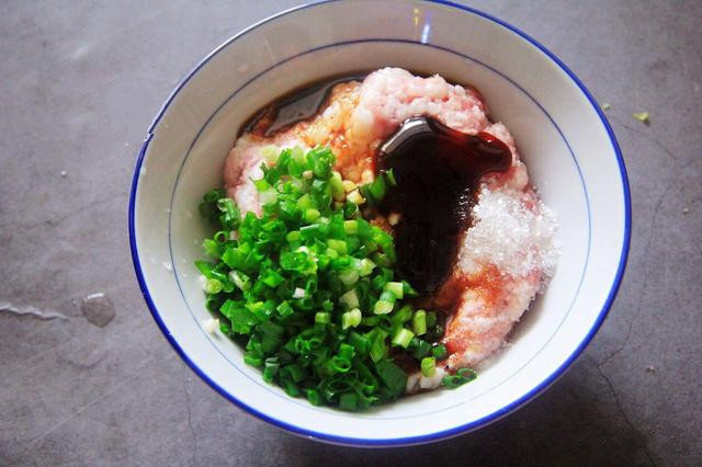 ◢花开富贵这菜一蒸就上桌，颜值高营养棒，待客有面子！食材：半肥瘦肉，白萝卜，葱花，姜末，料酒，生抽，蚝油，白糖，淀粉，黑胡椒粉1.半肥瘦肉清洗干净后剁碎，葱花切末，少许姜剁碎2.装入碗中，再加入一勺料酒，2勺生抽，1勺蚝油，半勺白糖，一勺淀粉，适量黑胡椒粉，少许盐，搅拌均匀；腌制10分钟3.白萝卜清洗干净，切成薄片，不用去皮也可以的哦4.锅中水煮开，放白萝卜片下锅焯水1分钟，白萝卜片变软透明后，就捞出；焯水的目的是让白萝卜片变软5.把白萝卜片给摆盘，一片片均匀的围成一个圆圈6.再把腌制好的猪肉末给码上去，稍微紧凑一些7.中间空留出来的地方，也放一片白萝卜片，再把肉末放进去，这样就很好看啦，形成