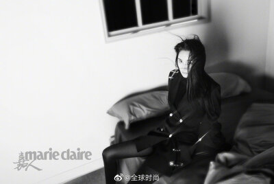 #杨幂回形针扣高衩裙#大幂幂杨幂 登《嘉人Marie Claire》八月刊封面，黑白色调到彩色渐变，发丝飞扬，幂姐够A！