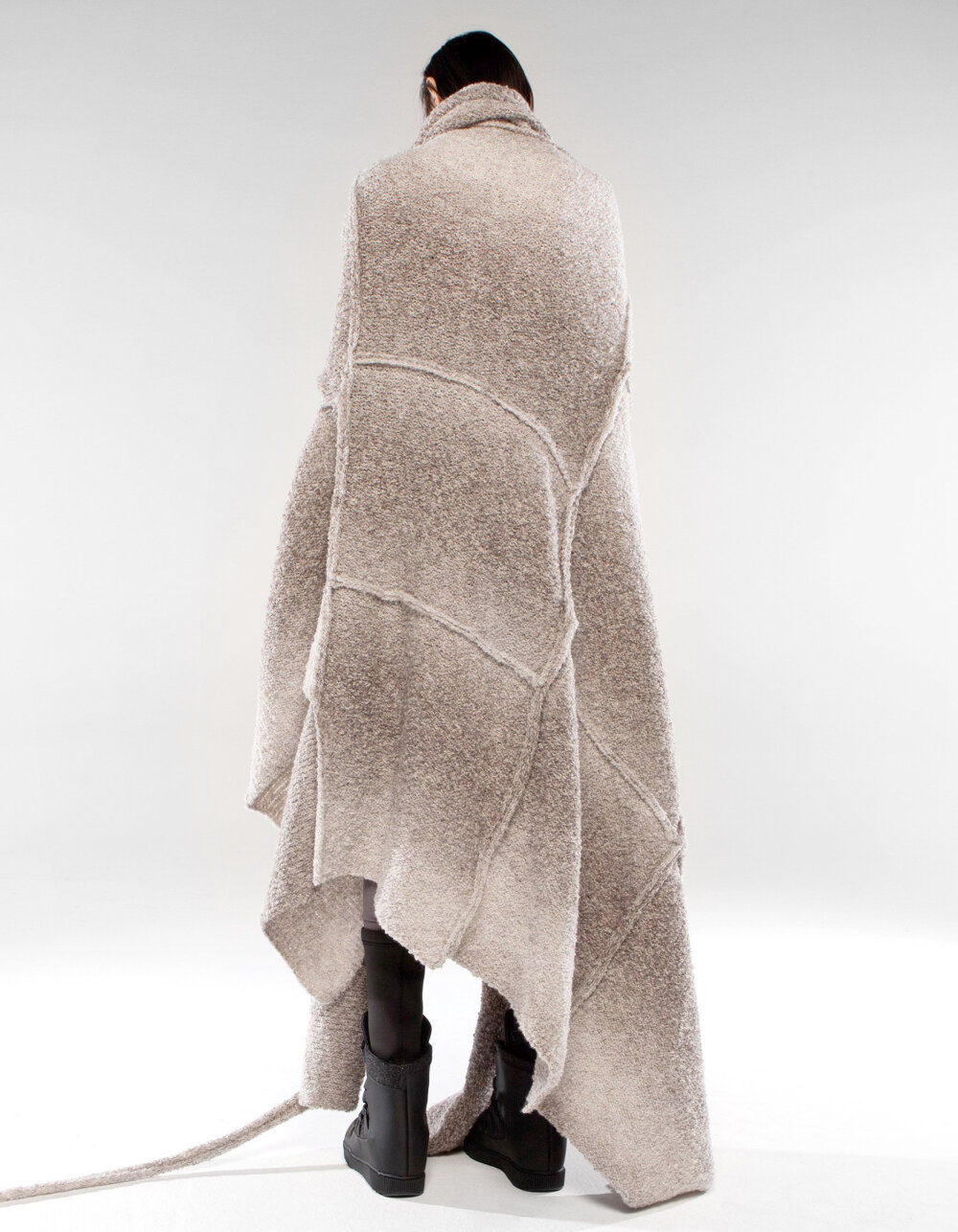 ROBE LIGHT SHAMAN
LIMITED EDITION
Long oversize knitted robe with dirty effects, overlap closing, large reshape collar with strings
€973.00
DWW16RLS-ONE SIZE