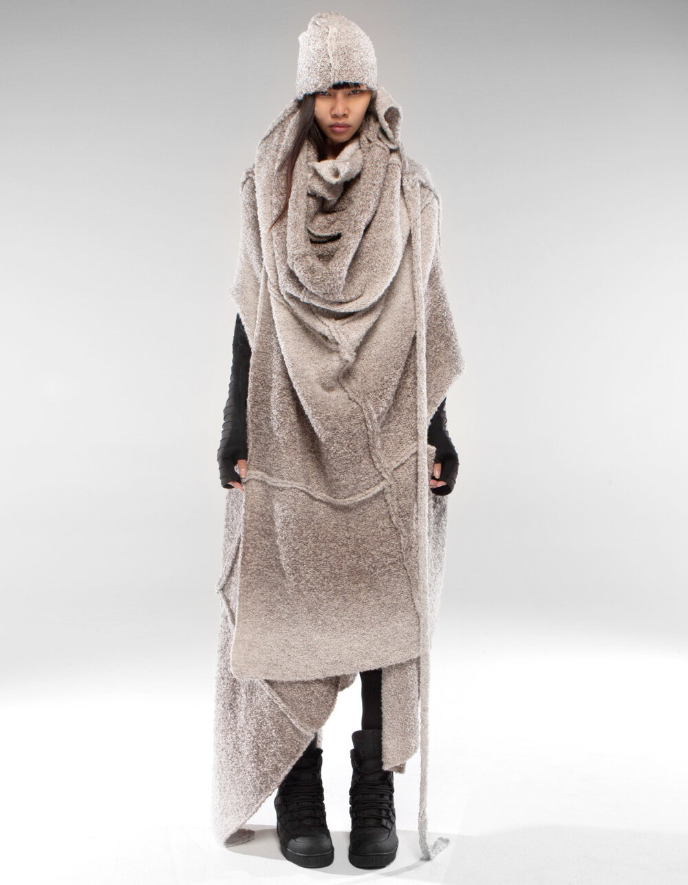 ROBE LIGHT SHAMAN
LIMITED EDITION
Long oversize knitted robe with dirty effects, overlap closing, large reshape collar with strings
€973.00
DWW16RLS-ONE SIZE