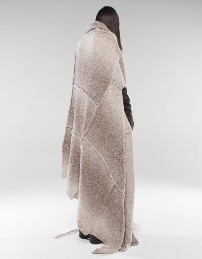 ROBE LIGHT SHAMAN
LIMITED EDITION
Long oversize knitted robe with dirty effects, overlap closing, large reshape collar with strings
€973.00
DWW16RLS-ONE SIZE