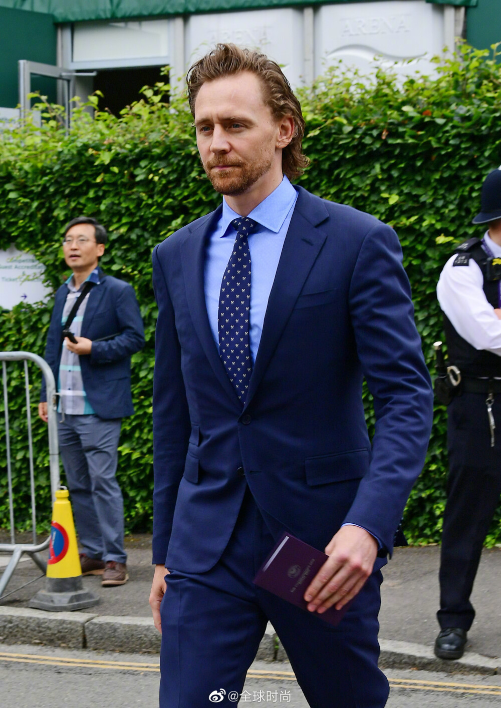 #明星时尚# 抖森TomHiddleston 和本尼BenedictCumberbatch 现身2019温网观众席，西装革履，帅气的英国大叔。