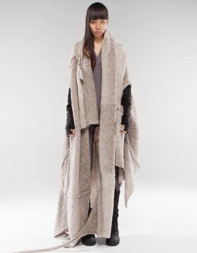 ROBE LIGHT SHAMAN
LIMITED EDITION
Long oversize knitted robe with dirty effects, overlap closing, large reshape collar with strings
€973.00
DWW16RLS-ONE SIZE