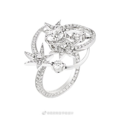  Chaumet 推出新一季高级珠宝系列——「Les Ciels de Chaumet」，以「天空宇宙」为主题，灵感来源相当广泛，如特纳、梵高的风景画、日本浮世绘、法国诗人 Gérard de Nerval 和 Stéphane Mallarmé 的诗作。设计师以瑰…