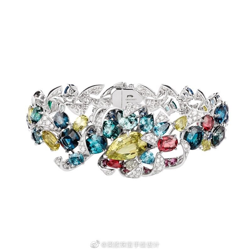  Chaumet 推出新一季高级珠宝系列——「Les Ciels de Chaumet」，以「天空宇宙」为主题，灵感来源相当广泛，如特纳、梵高的风景画、日本浮世绘、法国诗人 Gérard de Nerval 和 Stéphane Mallarmé 的诗作。设计师以瑰丽的彩色宝石重新演绎云彩、日月、星辰、飞鸟等主题，展现人类对天空的诗意想象。