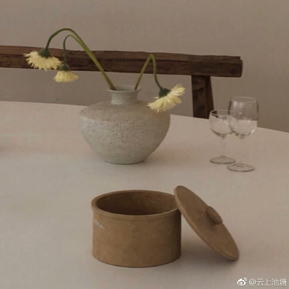 风拂尘徽，雨侵凉榻，才动秋思。 ​​​