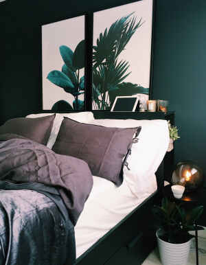 男生给人的感觉一般是理性沉稳的，所以卧室的设计风格会延续这种特点。首先，相比较大多数女生偏爱的暖色系，男生们更倾向于选择黑白灰这样的基础色或者墨绿、深蓝等深色系；其次房间布置上也以简单不累赘为标准，满足日常的基本要求即可~
在这样的条件设定下男生卧室会呈现出什么样的效果呢？一起来看看吧~
