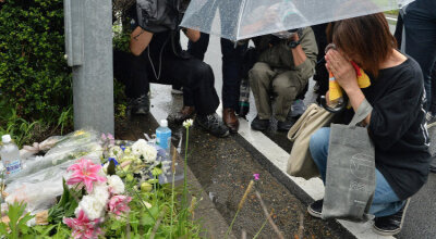 京阿尼火灾事件过后 来到现场献花悼念死者的人们