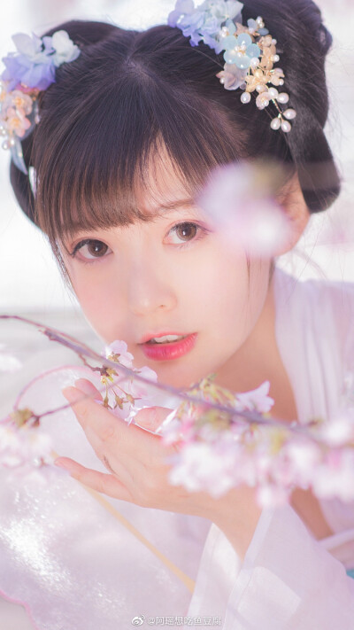 “说星星好看的人一定没有看过你的眼睛”
出镜模特：钟曼菲_ZMF
妆造：笙歌要加油呀
摄影后期：阿瑶想吃鱼豆腐
抄送：知竹zZ 摄影师蝈蝈小姐 流云蕊 扶卮- 