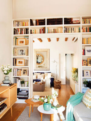 你那么喜欢看书，家里却没地方放书怎么办？快看看下面这些设计，学会了赶紧在家里布置一个收藏书架！
❀沙发向前挪一点，后面的空间就足够设计一个书架，装饰空间看书两不误，客厅也能变书房～
❀利用屋子的拐角空间，设计一个读书角不是问题，很适合静下心阅读和思考人生～
❀如果住宅空间实在不足，可以考虑摆放置物架，造型独特的置物架放上书籍也十分养眼呢，看到就想立刻取本书来读~