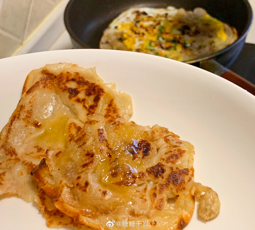 周末早鸭～♀️今日糖家摊饼铺又营业辣做了蛋饼还有蜂蜜糖饼 没有好看的成品图因为大厨一边做着我就一边偷吃掉了刚出锅的饼子外边脆里头软太好吃啦#糖糖的吃喝日常#