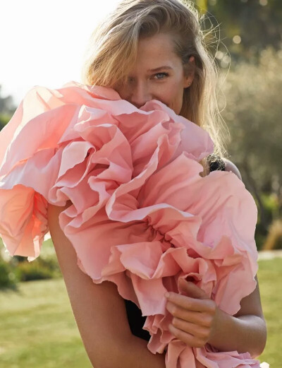 Toni Garrn Sizzles in Summer Fashion for ELLE Spain