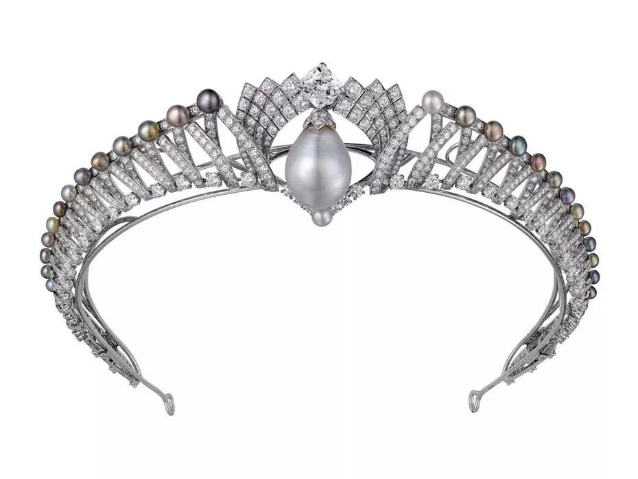 在2014年巴黎古董双年展上，卡地亚为这颗珍珠设计了一个可拆卸的镶钻挂坠，悬垂于一条镂空项链的中央。项链外缘镶了42颗彩色珍珠，只需轻轻推动隐匿式的活扣机构，就可以反转为一件王冠佩戴。