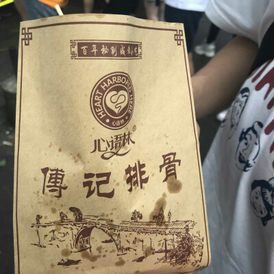 成都市著名小吃街：建设路
臭豆腐：一般，还是喜欢那种能入味有辣椒水的
傅记排骨：确实不错
烤冷面：就很一般吧
豆花：不如五块钱.七块钱.八块钱一碗的好吃，卖的挺贵，店有两层，上面装修的很好看
蛋烘糕：成都著…