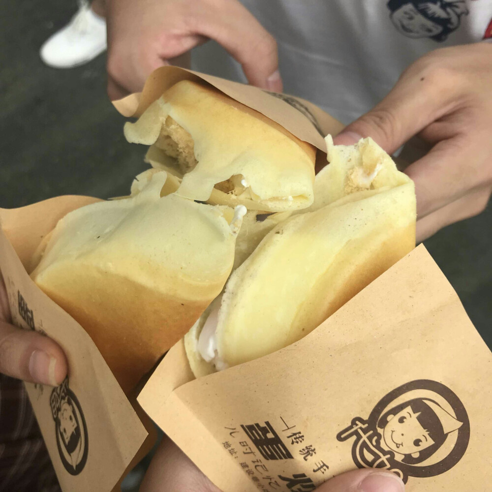 成都市著名小吃街：建设路
臭豆腐：一般，还是喜欢那种能入味有辣椒水的
傅记排骨：确实不错
烤冷面：就很一般吧
豆花：不如五块钱.七块钱.八块钱一碗的好吃，卖的挺贵，店有两层，上面装修的很好看
蛋烘糕：成都著名小吃，最讨人喜欢的搭配：奶油肉松
烤脑花：香辣味，emmm很一般，也不是很辣，没有说的那么好吃