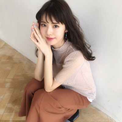 #鈴木優華[超话]#
発売中の8月号「梅雨でも永遠可愛いヘア」より、ゆうかのオフショット
これからの雨の季節も、ゆるふわ巻きをキープできる方法を細かく解説してるよ✨さらつやストレート編もあります‼️
是非読ん…