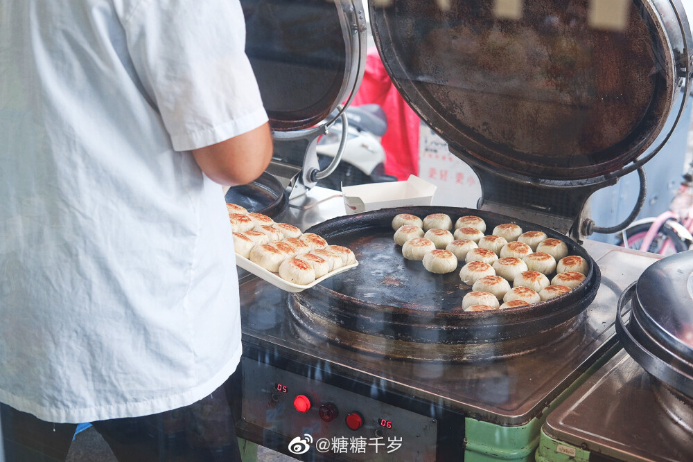 新周早鸭！今天是小糖想念长发西饼鲜肉月饼的第三个早晨。鲜肉月饼不是只有八月半才有噢，每天早晨都会新鲜现烤。当然中秋前后排长龙不用说了。吃鲜肉月饼一定得赶早！！！趁热吃你才能体会到它的真谛。刚出炉的月饼，热乎乎一口咬下去，酥脆的外皮，饱满鲜甜的肉馅和着充足的卤肉汁一起嚼开，大口吃超满足，吃完嘴巴里都一直有回香。冷掉的鲜肉月饼就没了灵魂。我之前因为太想它，让苏州朋友帮忙寄过来吃，那差了简直十万八千里。离了苏州，长发的鲜肉月饼就不是长发的鲜肉月饼了。有些美味只能到当地才吃得。#吃糖一口安利##苏州美食# 苏州·长发西饼(临顿路店)