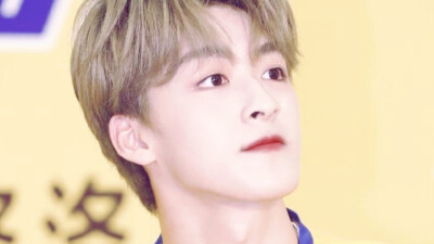 何洛洛橙素▽二传标明江书沂-抱图点赞