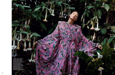 #杂志大片Editorials#
Garden of Earthly Delights
Vogue Russia
April 2019
Yelena Yemchuk - Photographer
Daniela Paudice - Fashion Editor/Stylist
Teddy Charles - Hair Stylist
Benjamin Puckey - Makeup Ar…