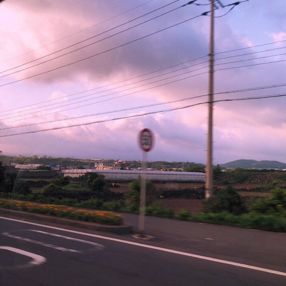 ■ 煙花接二連三鋪上黑夜