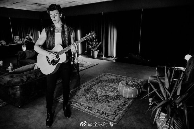 #Shawn Mendes#萌德全新写真，纪念第50场演唱会结束，对音乐充满热情的男孩子，身边总是带着阳光般的光芒。