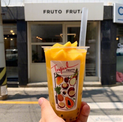 #Seoul好去处#
釜山最美的水果店 FRUTO FRUTA
小小的店铺拥有一个三层的用杯子撑起的水果货架，但你在这里可以吃到最新鲜的水果和最好看的水果杯。
地址：부산 수영구 연수로 지번수영동 466-15
…