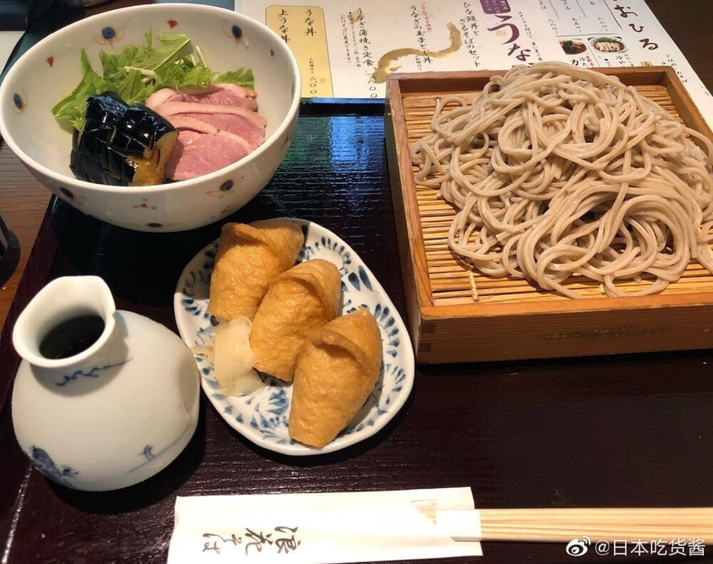 #日本料理##日本荞麦面#
荞麦面➕和式火锅
店名：「蕎麦しゃぶ 総本家 浪花そば」
日本的荞麦面店里的都是手打的，非常劲道。这家大阪心斋桥的店除了荞麦面之外还有和式的牛肉火锅，火锅汤里煮上荞麦面，最后再撒上生鸡蛋，口感简直太棒了
交通手段：地下鉄御堂筋線心斎橋駅 6番出口 徒歩1分 ；心斎橋駅下车197m
営業時間：11:00～23:00周一至周六
11:00～22:00周日及节假日